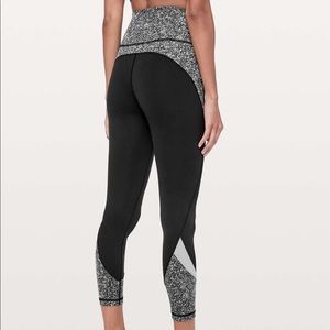 Lululemon In Movement Tight 25" *Blocked - Black